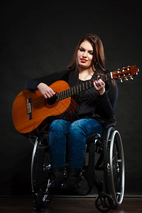 音乐障碍残疾概念女孩拿着吉他迷人的女士玩音乐享受激情残疾女孩拿着吉他图片