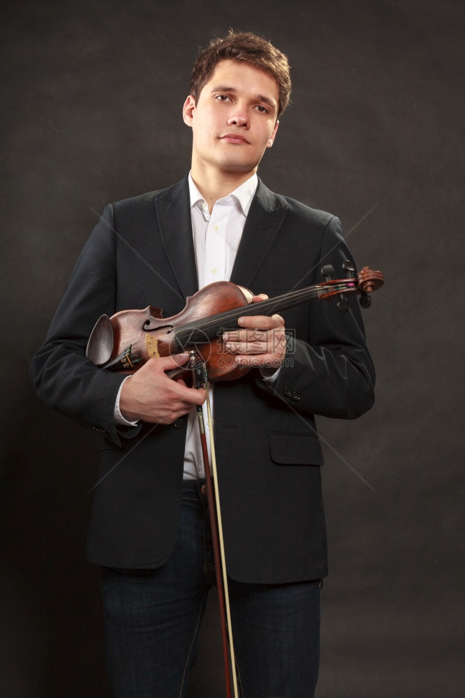 穿着优雅的木小提琴男子深底背景的演播室拍摄穿着优雅的小提琴男子图片