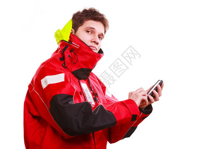 电话连线穿防水大衣的年轻男在用手机说话冒着危险的连线技术概念背景