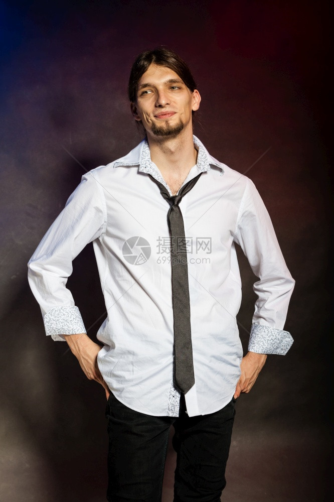 男时尚概念穿衬衫领带的男人深色背景的年轻长发男图片