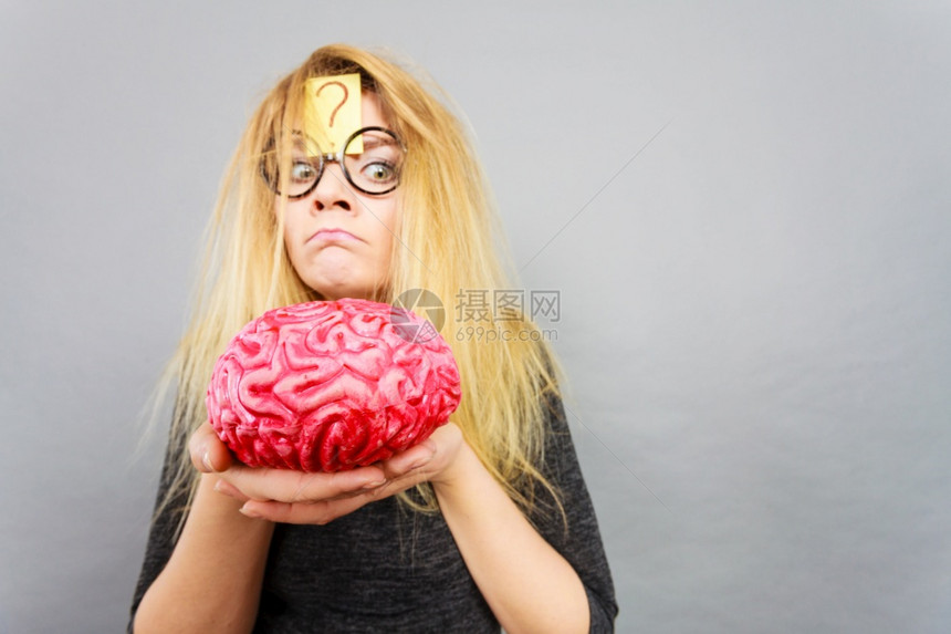 带着大脑的奇怪金发女人想着点子图片