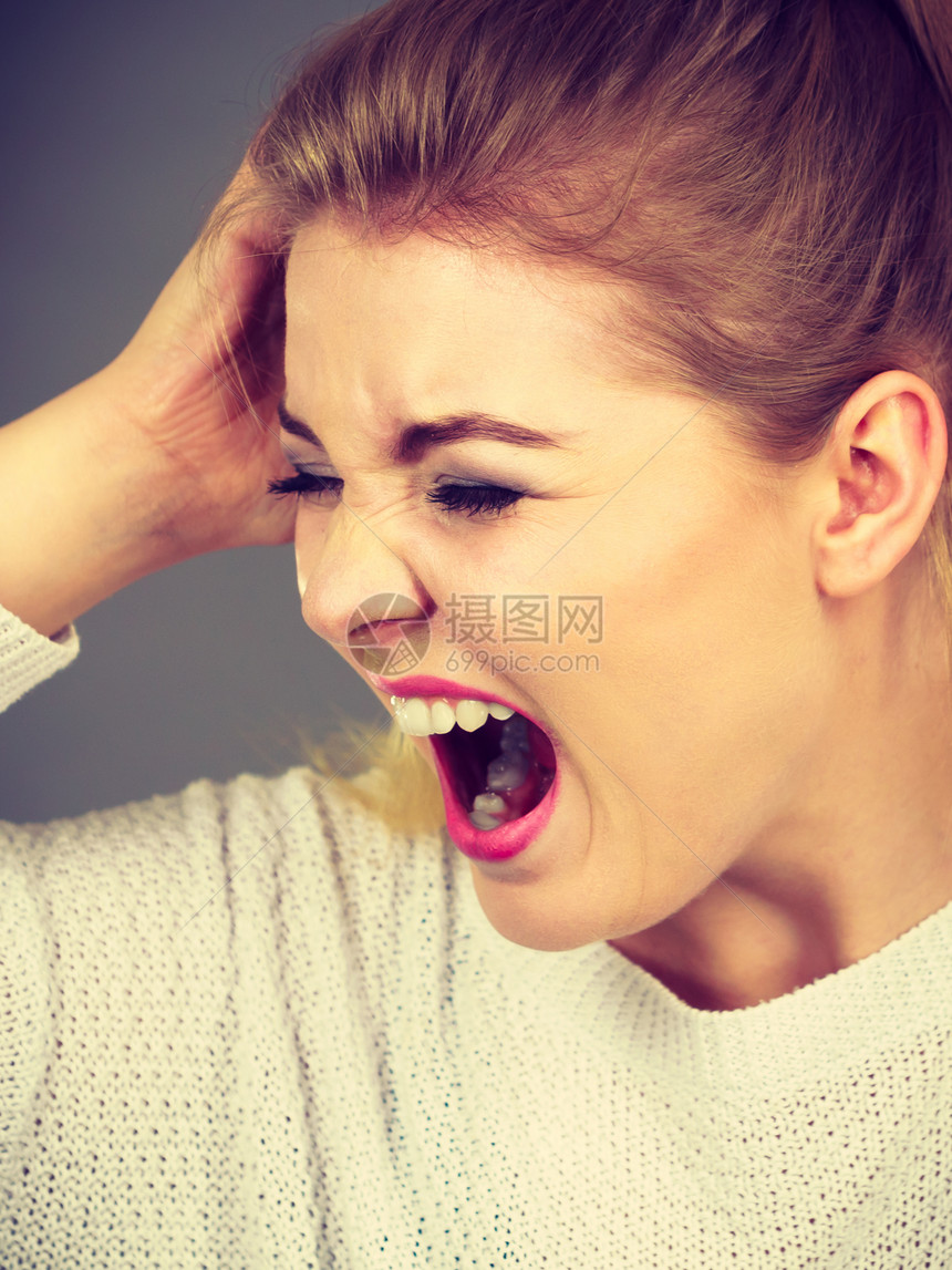 不幸的女人在痛苦中尖叫和喊坏的负面人类容表情手势概念不幸的妇女在痛苦中尖叫和喊图片