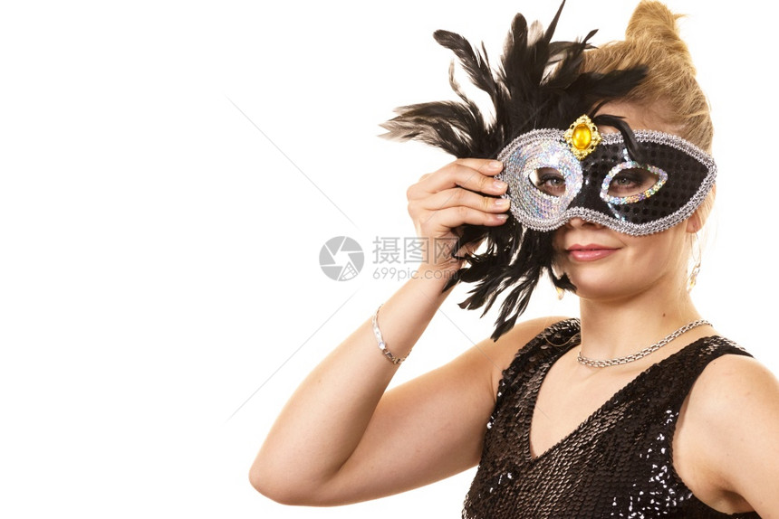 穿着黑色嘉年华面具和羽毛的神秘女人准备参加派对图片