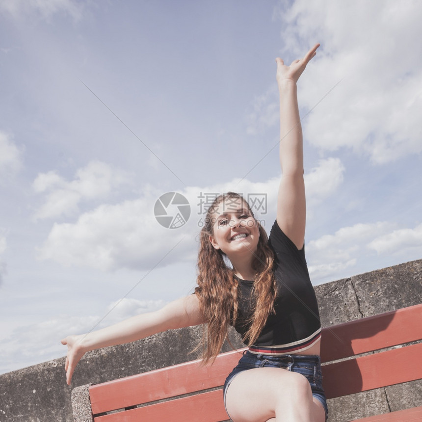 快乐的笑容女士在外度空闲时间享受美丽的夏日天气图片