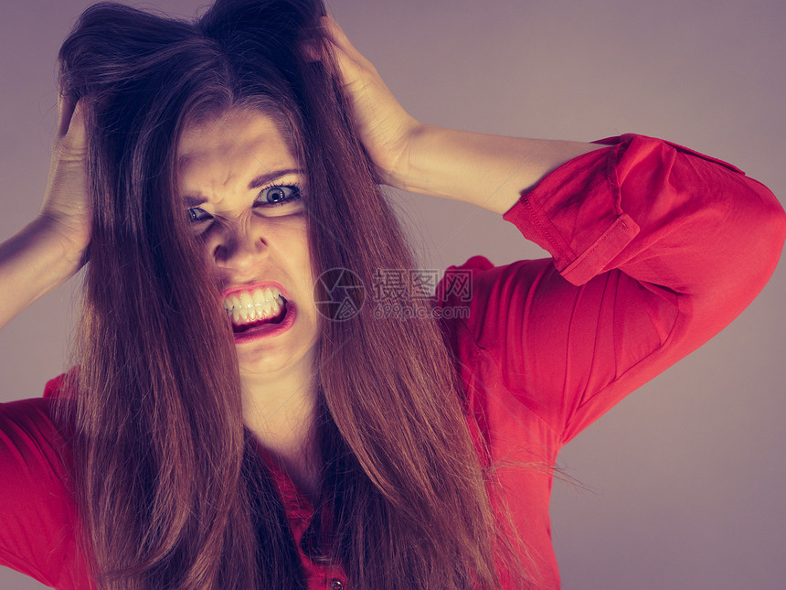 怒气冲的漂亮女人气愤的年轻美女气愤的褐色头发图片