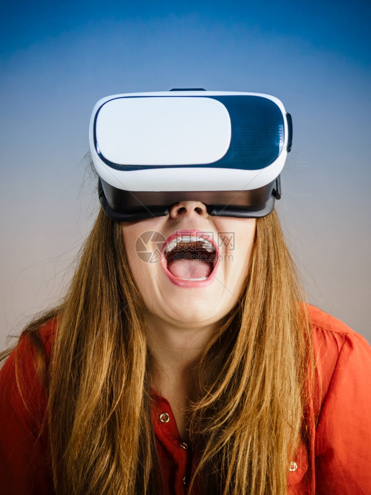 年轻情感女身着虚拟现实护目镜Vrbox连接技术新一代和进步概念工作室拍摄灰色女孩身着虚拟现实护目镜图片