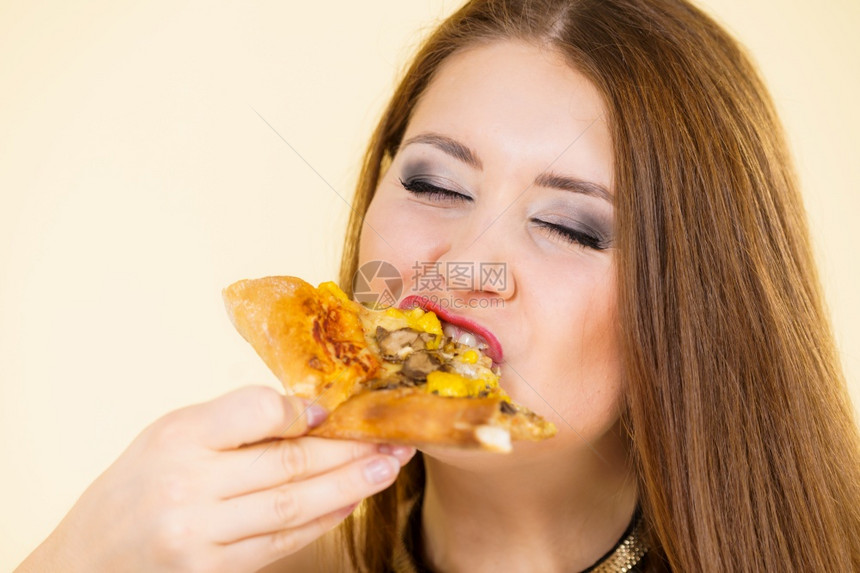 女孩吃热新鲜披萨片美味快餐人们意大利菜概念女吃热披萨片图片
