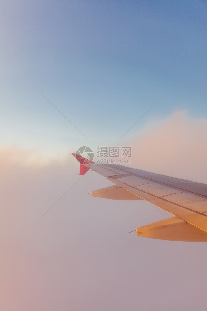 冒险旅行交通概念从空中的飞机窗口看到云和翼从飞窗口看到云天图片
