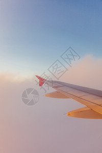 冒险旅行交通概念从空中的飞机窗口看到云和翼从飞窗口看到云天图片