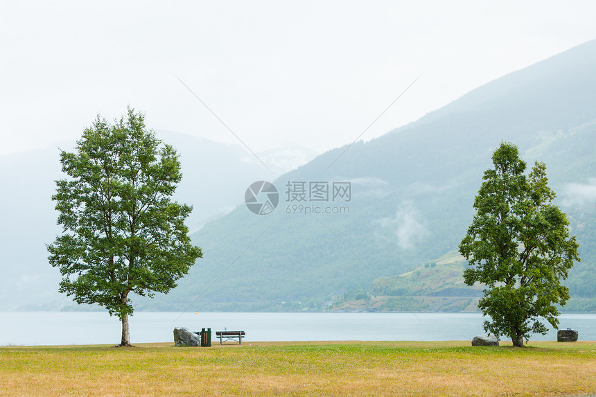 在欧洲弗拉姆挪威Fjord山附近的平面板和长凳雾日挪威fjord附近的平面板和长凳挪威Fjord附近的平面板和长椅图片