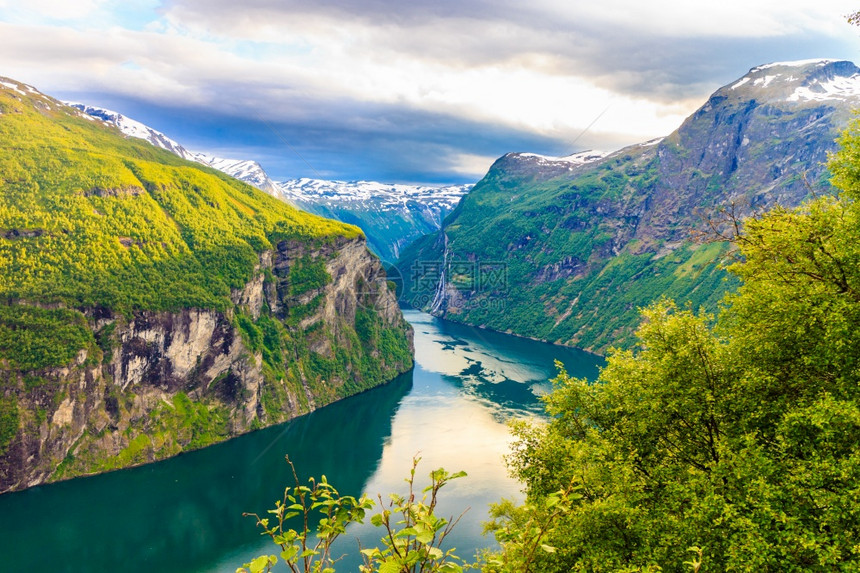 挪威斯堪的纳维亚从Flydalsjuvet的角度看Geirangerfjorden的美丽景象从Flydasjuvet的角度看挪威图片