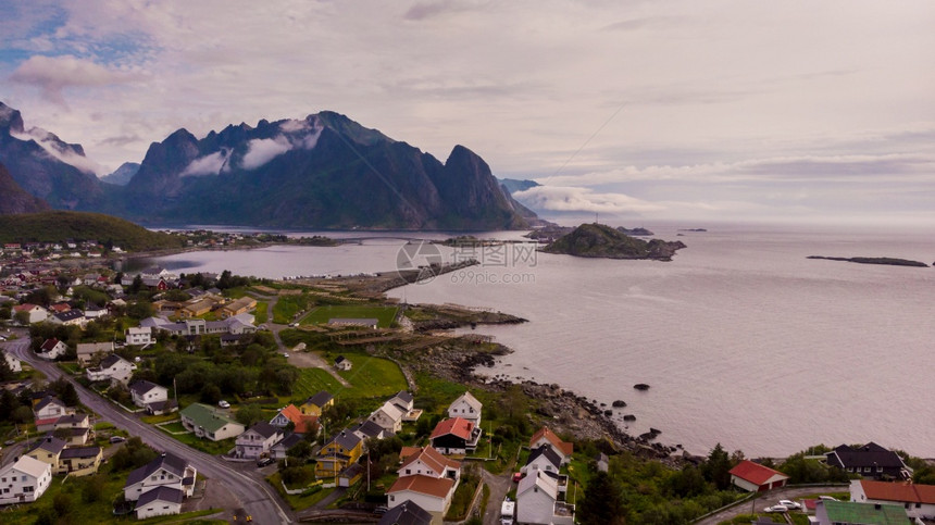 与Reine村的景象峡湾观海岸自然山峰高得尖锐北挪威Lofotten岛旅行目的地Fjord和山地景观挪威Lofoten岛图片