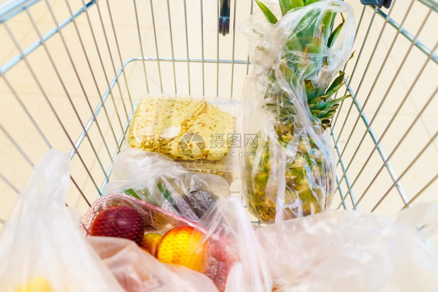 超市自助杂货店的购物车篮子水果和蔬菜在里面零售图片