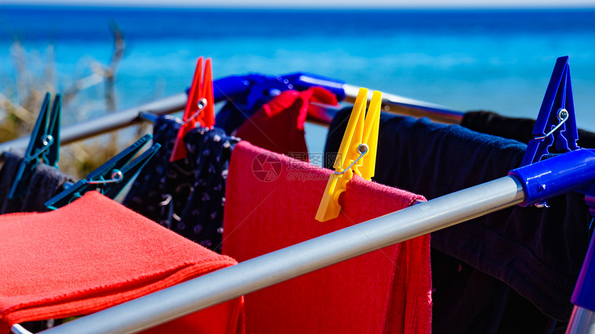 在海滩上露营冒险概念衣服挂在海对岸的洗衣线上服挂在海对岸的干衣服上挂在户外的干衣服上图片