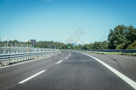 高速公路自动收费系统在阳光明媚的夏日上高速公路旅行背景