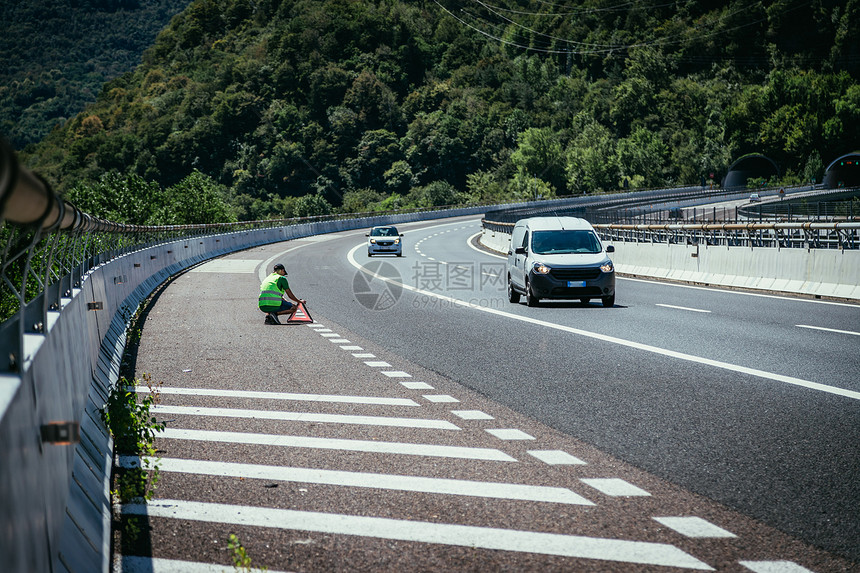 在高速公路上置放警告三角形图片