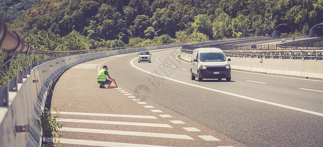 在高速公路上置放警告三角形图片