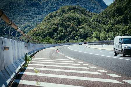 在高速公路上的警告三角形图片