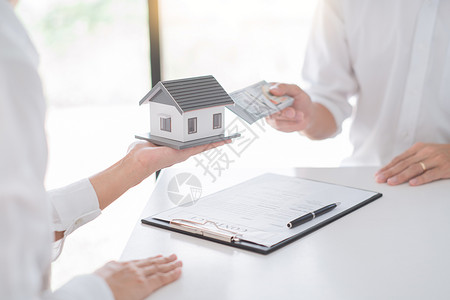 房地产代理商解释与客户联系购买房屋或出售房地产的客户单据概念背景图片