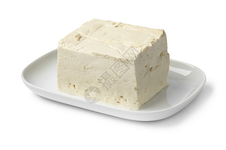 豆腐加工白碗里新鲜的丝豆腐关闭在白色背景的隔离处背景