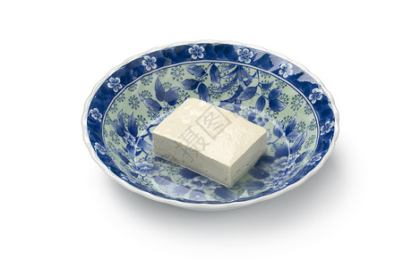 在日本碗里的新鲜白丝豆腐与底的孤立水密闭在一起图片