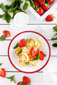 芝士煎饼薄或有新鲜草莓和酸奶的复尼基饼薄煎或图片