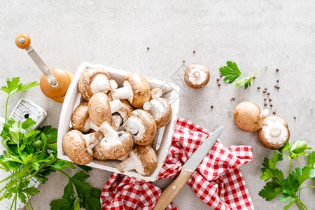 白色背景的原蘑菇新鲜香烹饪新鲜的香肠高清图片