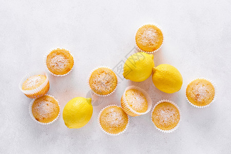 含糖粉的柠檬松饼图片