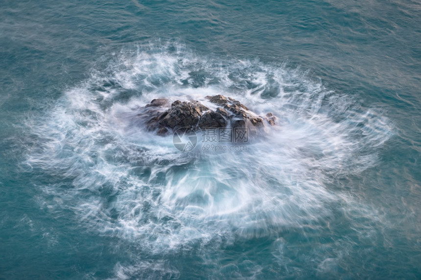 暴风雨期间的海水和岩石长期于自然的悬崖图片