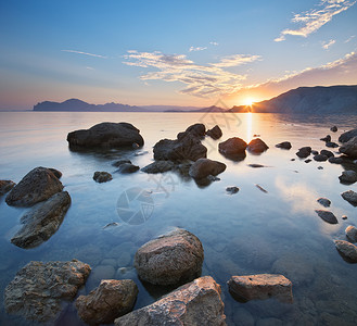 海边美丽的日落自然海景构成图片