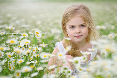 穿着大卡莫米尔草地的可爱小女孩肖像成分高清图片