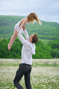 快乐的父亲和女儿在大卡莫米尔山草地玩耍情感爱和照顾的场景图片