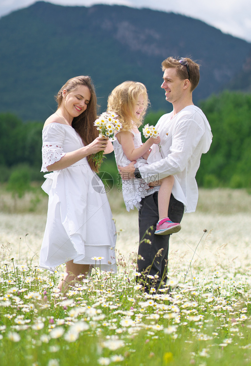 快乐的家庭在大卡莫米尔山地草上情感爱和照顾的场景图片