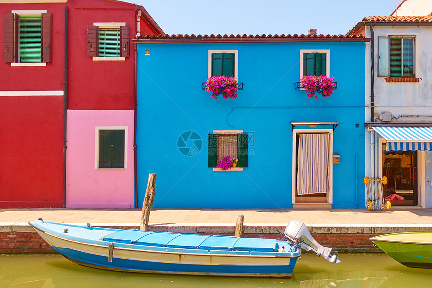 意大利威尼斯布拉诺岛的运河及其船只和多彩房屋意大利城市风景图片