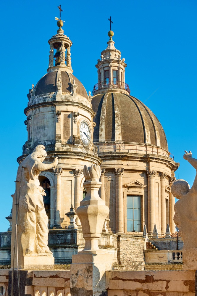 意大利西里卡塔尼亚圣阿加萨大教堂多梅和钟楼图片