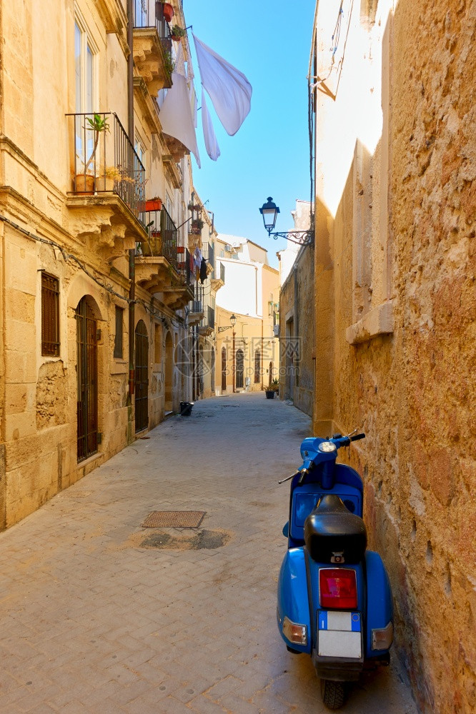 意大利西里老城锡拉丘兹街上停着摩托车图片