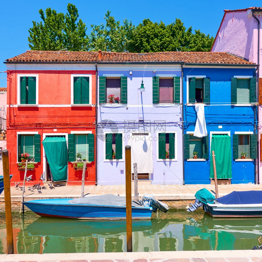 意大利威尼斯的布拉诺运河三座不同颜色的房屋图片
