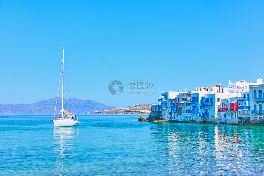 希腊米科诺斯岛海边房屋和游艇图片