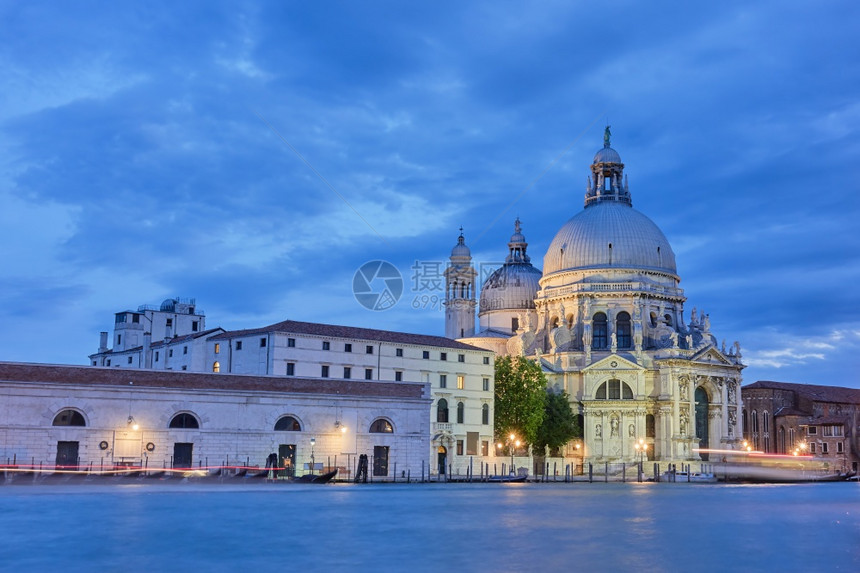 意大利威尼斯运河与圣玛丽亚德拉萨鲁特教堂图片