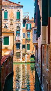 意大利威尼斯边上狭窄运河的老房子威尼斯市风景高清图片