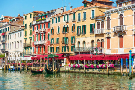 由意大利威尼斯运河建造的房子威尼斯市风景图片