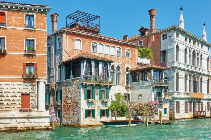 在意大利威尼斯运河旁边的意利威尼斯运河楼意利城市风景图片