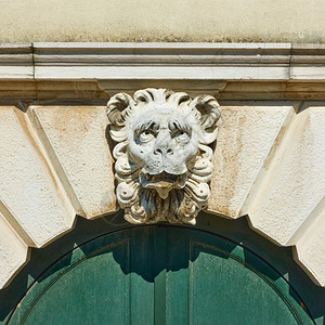 意大利威尼斯老大楼前面的狮子头顶墓碑图片