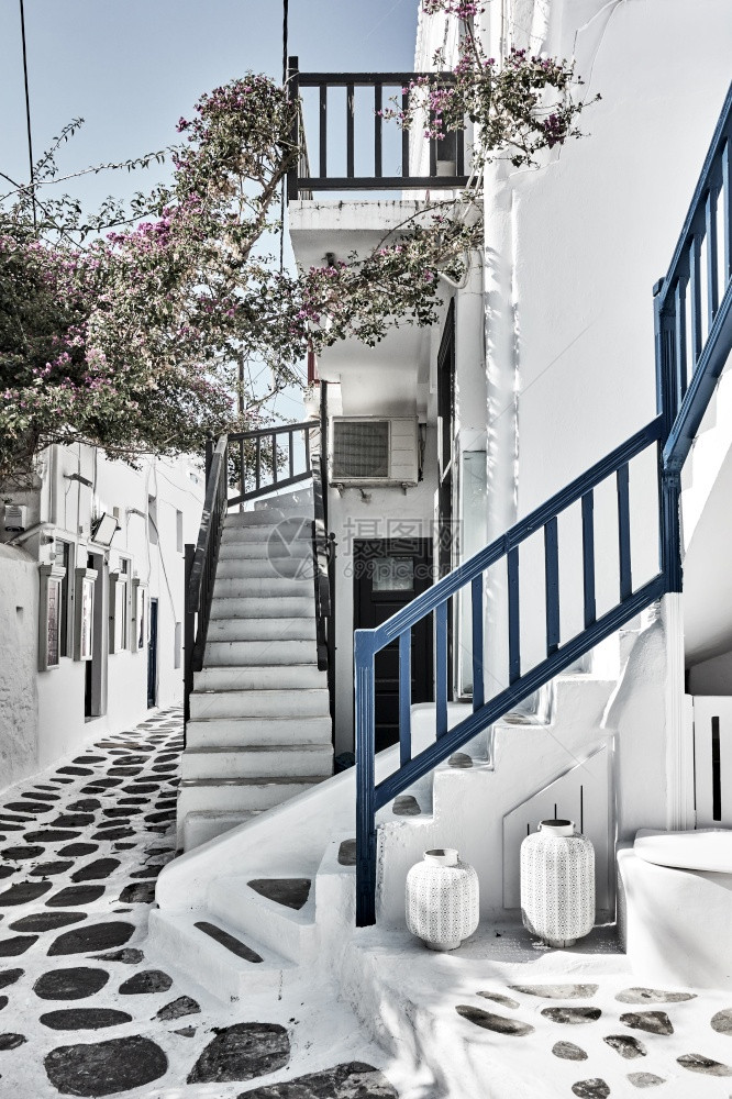 希腊Mykonos的旧街黑白视图图片