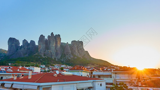 希腊日出时的梅托拉岩石和卡巴镇背景图片