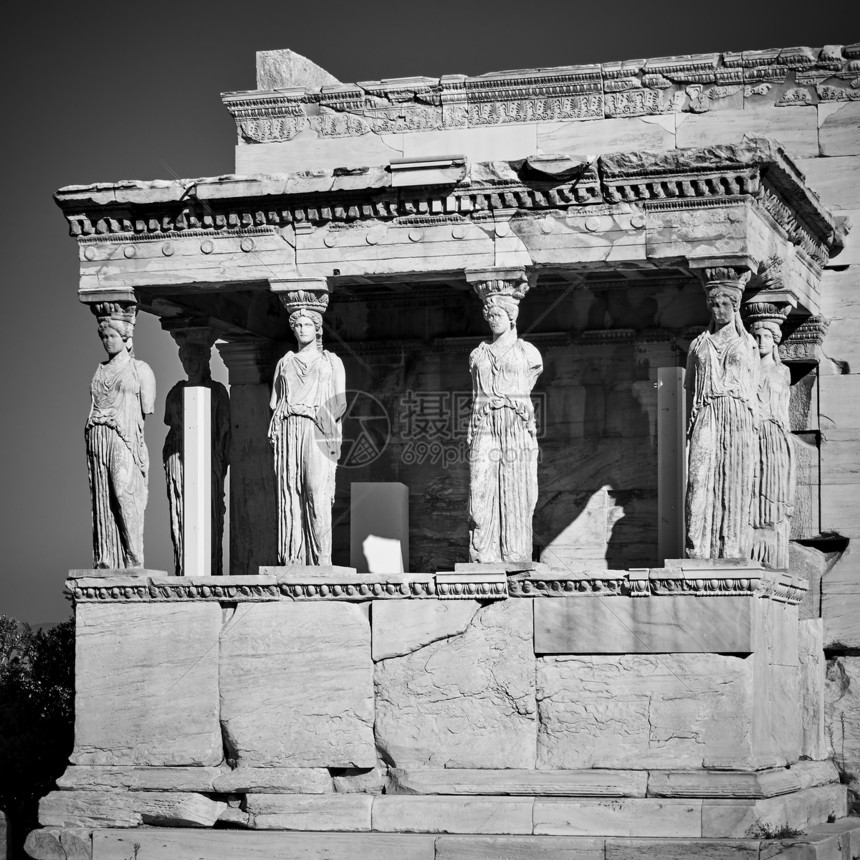 希腊雅典Acropolis山上的卡亚提德Caryatids的火花黑白摄影图片