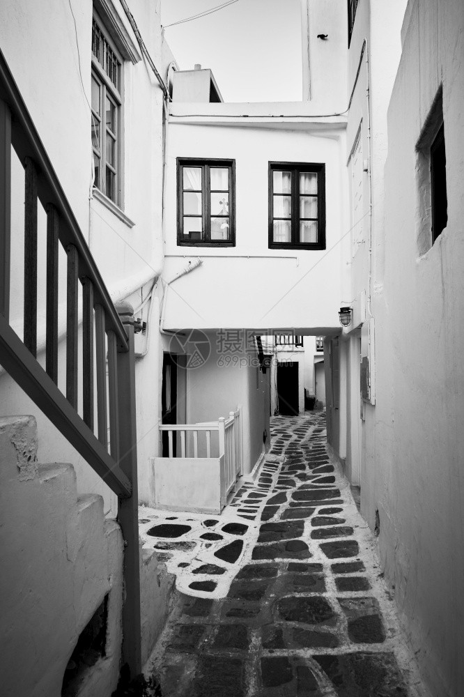 希腊Mykonos镇旧街道的黑白视图图片