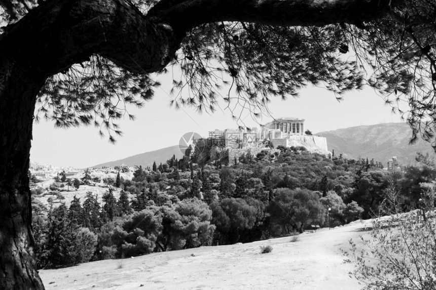 观察希腊雅典尼姆斐斯山的奥克罗波利斯黑白希腊风景图片