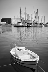 希腊克里特州拉利翁KouresFortress附近港口的小型渔船图片