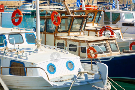 希腊克里特海拉利翁港口的摩尔渔船图片